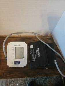 lot 91 image: Omron BP710N Blood Pressure Monitor with Cuff,  tested and works