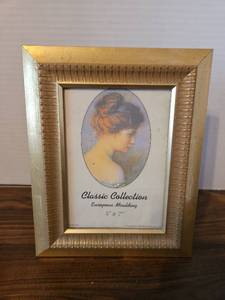 lot 115 image: Classic Collection European Moulding Gold-Tone Picture Frame 5x7