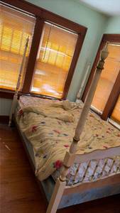 lot 1010 image: Four Poster Bed with Floral Bedding Set