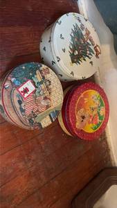 lot 3003 image: Christmas Holiday Decorative Tin Container Set