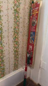 lot 3009 image: No Ladder Christmas Light Hanging Kit with 11 Foot Pole