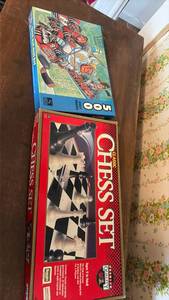 lot 3047 image: Classic Chess Set and 500 Piece Breakaway Hockey Puzzle Bundle