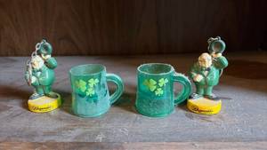 lot 3055 image: Fitzgerald Casino Hotel Irish Leprechaun Keychain Set with Shamrock Mugs
