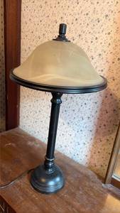 lot 3062 image: Traditional Table Lamp with Glass Shade. (Works)