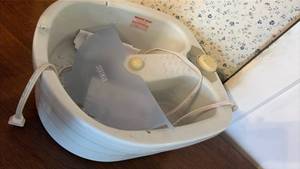 lot 3080 image: HoMedics Foot Spa with Bubbles and Massage. (Untested)
