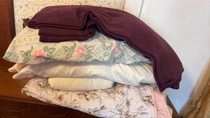 lot 3081 image: Mixed Bedding and Linens Bundle