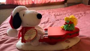 lot 3084 image: Hallmark Swingin With Snoopy Musical Plush Christmas Piano