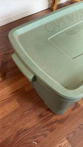 lot 3097 image: Rubbermaid Roughneck Storage Box with Christmas Lights.