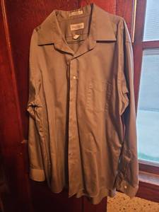 lot 3133 image: Van Heusen Wrinkle Free Long Sleeve Dress Shirt Size Large