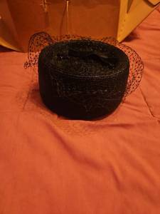 lot 3137 image: 1940s to 1960s pillbox hat featuring a birdcage veil. This classic style is characterized by its small size, flat top, and straight, upright sides