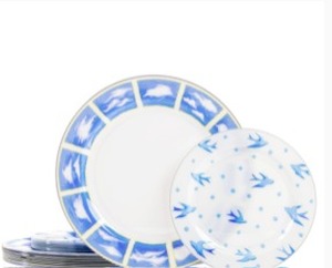 lot 2428 image: BLUE DISPOSABLE PLATES FOR PARTYS FOR GET TOGETHER AND BIRTHDAYS
