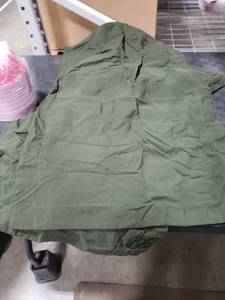 lot 7422 image: Green top sheet and 2 pillow cases