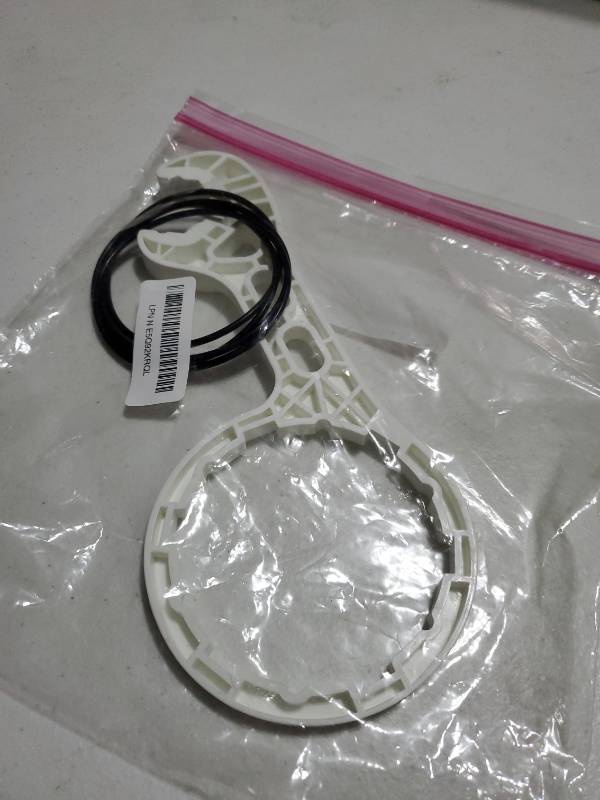 lot 54952 image: 1 Water Filter Wrenches with 4 Durable Rubber O-Rings, Compatible with GE Water Systems GXWH20F, GXWH04F, GXRM10RBL, GX1S01R, Quick Installation & Removal Tool, White(only 1 filter Wrenches and 4ring) - Retail $16