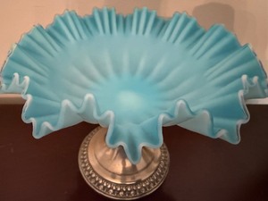 lot 106 image: Antique Ruffled Blue Glass Bowl w Silverplate Stand