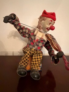 lot 141 image: Vintage Alps Japan Happy Fiddler Clown Battery-Operated Tin Toy