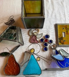 lot 192 image: Stained Glass Pieces