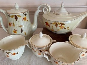 lot 204 image: Vintage Halls TeaCoffee Service Pieces