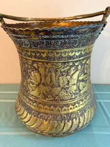lot 211 image: LARGE Brass Bucket w Handle