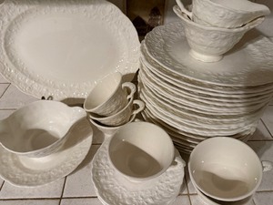 lot 267 image: Vintage Rosepoint China