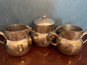 lot 270 image: Silverplate Pieces - Benedict CreamSugarSpoon Holder