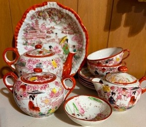 lot 300 image: Vintage Asian Themed Tea Set and Serving Bowl