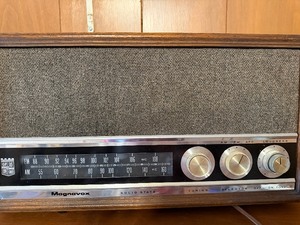 lot 313 image: Vintage Magnavox AMFM Radio - Works Great