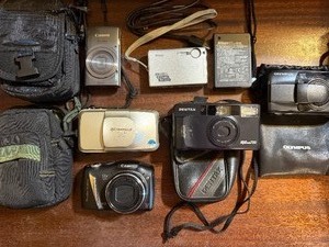 lot 330 image: Cameras - Canon, Olympus, Pentax, Nikon - w Various Accessorries