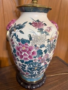 lot 350 image: Vintage Vase-Like Table Lamp