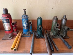 lot 600 image: Jacks, Tire Irons, Oil Cans, Grease Gun
