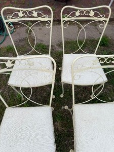 lot 607 image: Metal Patio Chairs