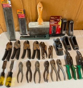 lot 617 image: Misc Tools From Around the Garage