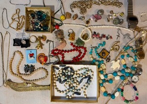 lot 362 image: Jewelry - Project Pieces, Missing Stones, Single Earrings and MORE