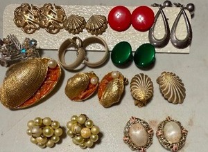 lot 363 image: Jewelry - Earrings, Vintage Capri BroachEarring Set