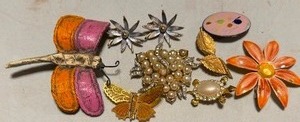 lot 364 image: Jewelry - Dragonfly, Flowers and More, Turtle Does not have its Pin