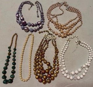 lot 370 image: Jewelry - Vintage Necklaces