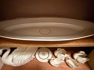 lot 384 image: Lenox Swans and Large Serving Tray (unmarked0