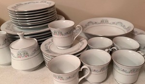 lot 419 image: Crown Ming Fine China Dinnerware and Serving Pieces