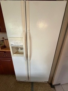 lot 424 image: Kenmore Refrigerator