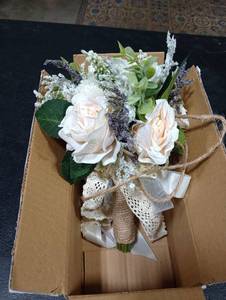 lot 7662 image: White Rose Bouquet