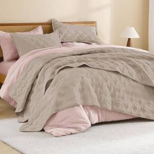lot 7768 image: Litanika King Size Quilt Bedding Set, Light Coffee Summer Lightweight Soft Comforter Bedspreads & Coverlets, Boho Farmhouse Bedding Cover Bed Decor All Season, 3 Pieces (1 Quilt, 2 Pillowcases)