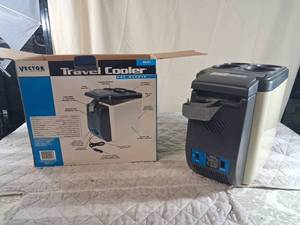 lot 17 image: Vector VEC221 Travel Cooler and Warmer