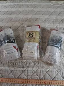 lot 25 image: Boot Barn Youth Basic White Crew Socks 3-Pack Set