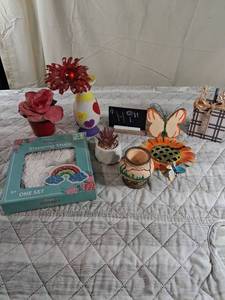 lot 32 image: Craft and Garden Decor Mixed Lot Bundle