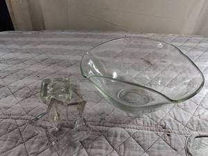 lot 70 image: Clear glass bowl and two candle holders