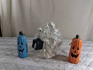 lot 73 image: Halloween Decorations Set with Jack-o-Lanterns and Ghost with Lantern