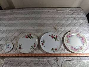 lot 77 image: Floral Rose Pattern China Plates Collection
