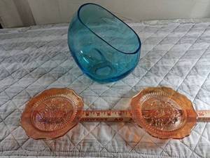 lot 82 image: Pressed Glass Bowl Set with 2 Carnival Glass Plates 5.5 in