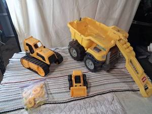 lot 89 image: CAT Construction Vehicle Toy Set 2 trucks one tic tac toe game