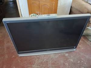 lot 90 image: Older Sony WEGA LCD Television with Remote doesnt work