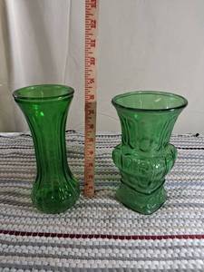 lot 94 image: Green Glass Vase Set with Decorative Pattern